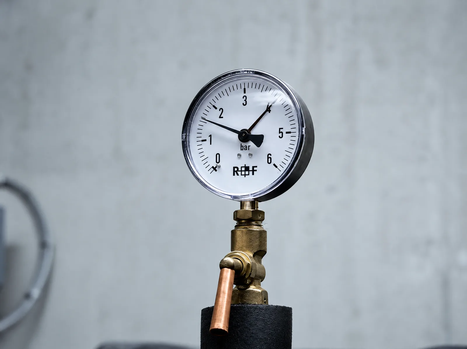 Manometer an der Kälteanlage am Uniklinikum Großhadern